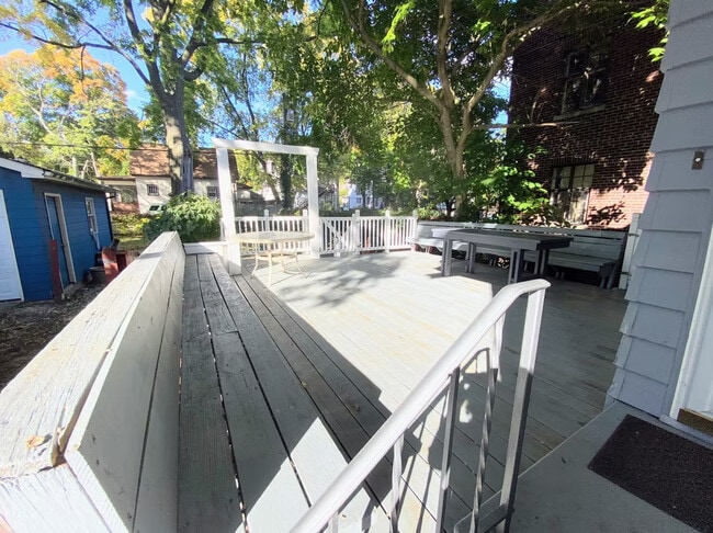 Building Photo - 622 W Healey St