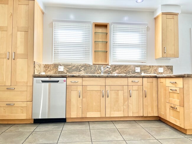 Foto del edificio - 122 N Detroit St