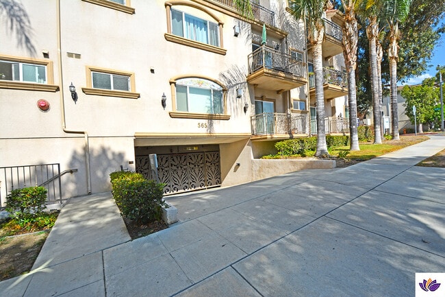 Building Photo - 565 E San Jose Ave