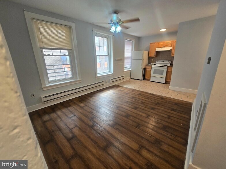Primary Photo - 241-43 W Queen Ln