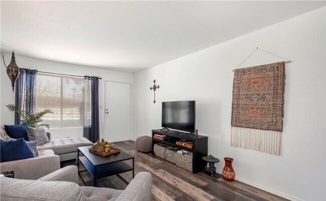 Building Photo - CLEAN & QUIET 2 BED 1 BATH CONDO