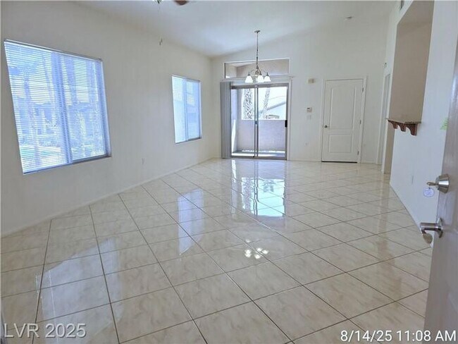 Foto del edificio - GORGEOUS SW 2nd FLOOR UNIT IN GATED COMMUN...