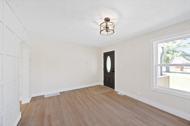 Building Photo - Dream House! Three Bedroom fully Renovated...