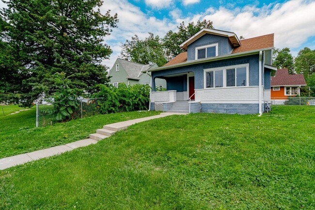 Building Photo - Charming 3 Bedroom Home!!