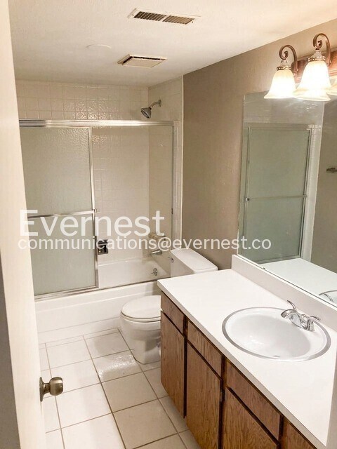 Foto del edificio - 2 Bed/2.5 Bath Town Home with Garage / Available Soon!