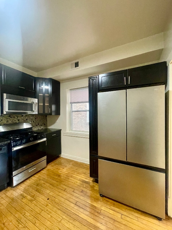 Building Photo - 3549 W Dickens Ave