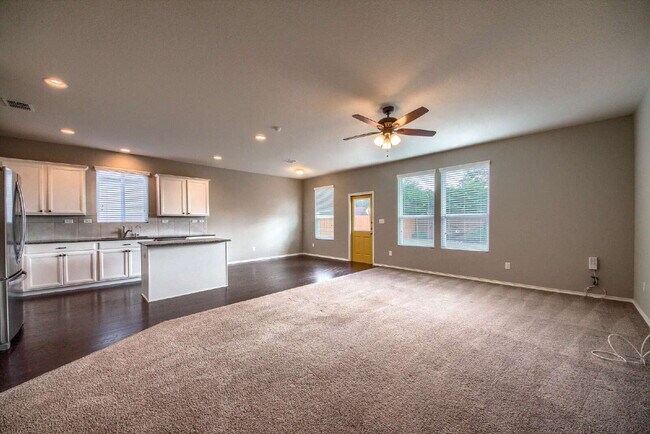 Foto del edificio - BEAUTIFUL HOME OFFERING 50% OFF 1ST MONTH'S RENT!!