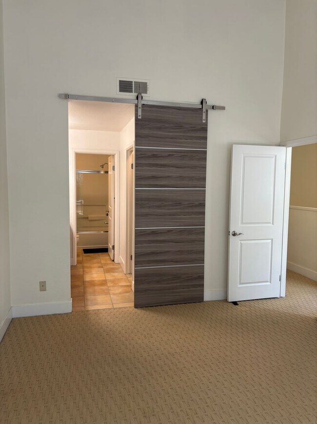 Building Photo - Gorgeous Two-Bedroom Condo with Golf Cours...