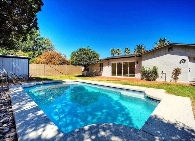 Building Photo - Spectacular North/Central 4Bed/2Ba Home!!