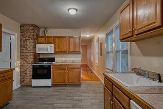 Building Photo - 39 Lander St