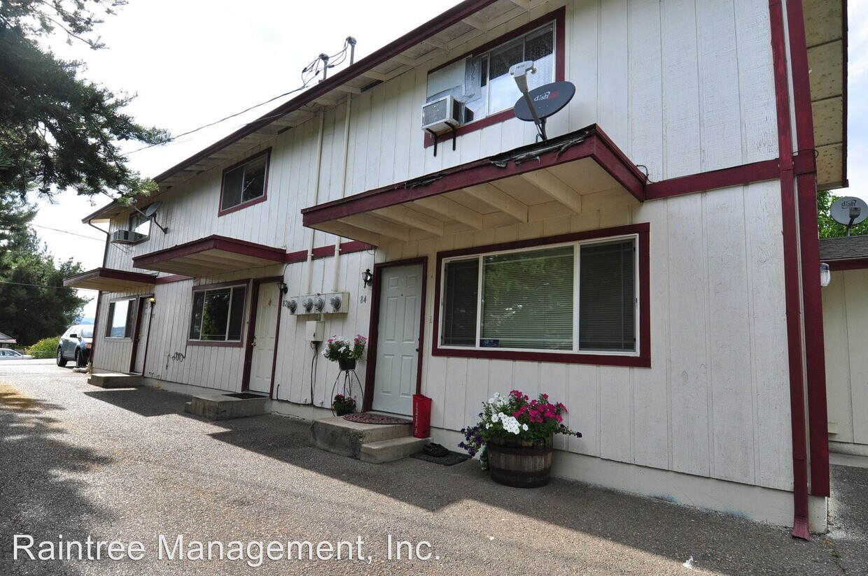 8284 SE Grape Ave, Winston, OR 97496 Room for Rent in Winston, OR