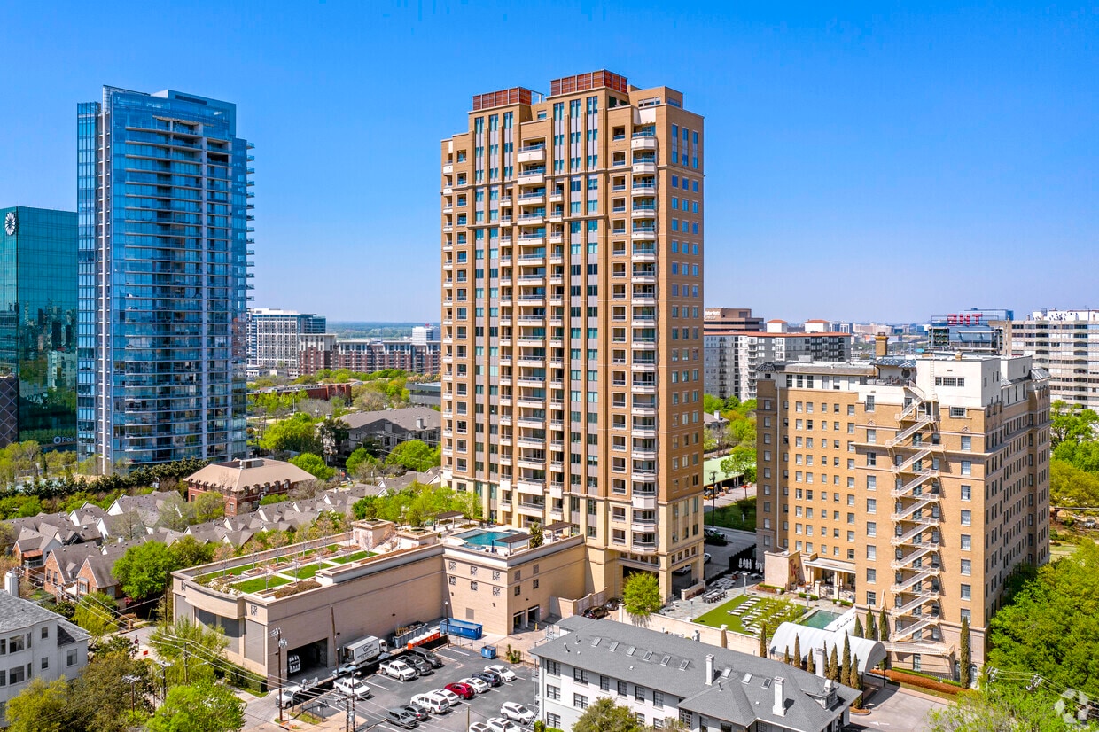Residences at the Stoneleigh Apartments in Dallas, TX