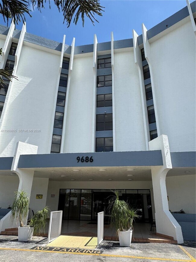 Building Photo - 9686 Fontainebleau Blvd