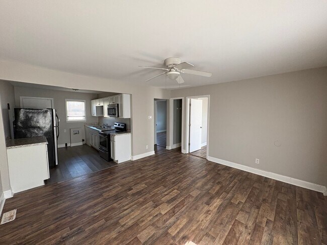 Building Photo - 2 Bedroom available now!!  $900/month!  Updated unit!!