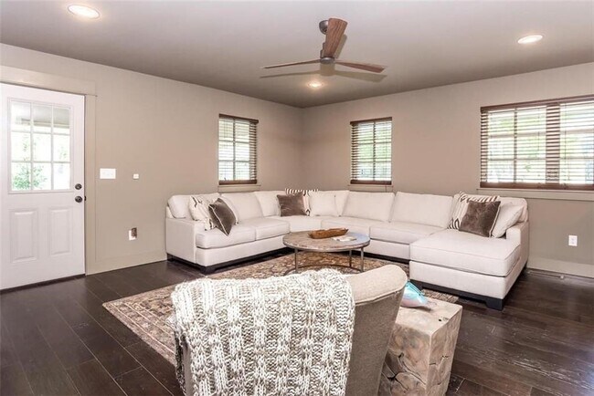 Foto del edificio - 303 NW F St