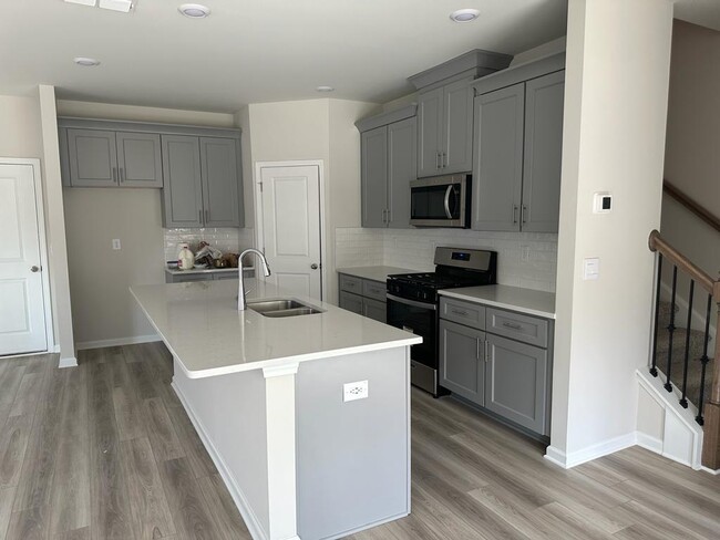 Foto del edificio - 1555 Villageside Ct