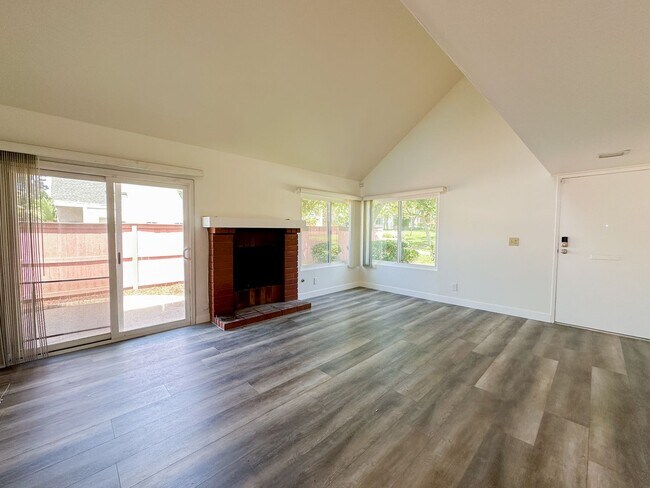 Foto del edificio - Updated 4 Bedroom, 2 Bath Villa Portofino ...