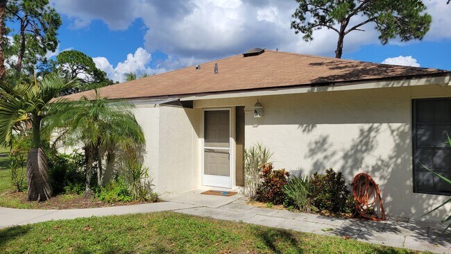 Building Photo - Annual unfurnished nicely renovated 2/2 villa near the Ringling Museum
