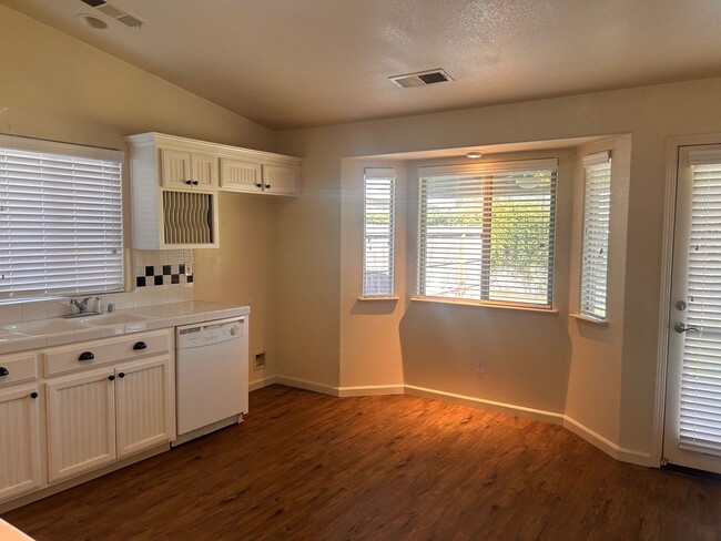 Foto del edificio - Great home for rent in Visalia!