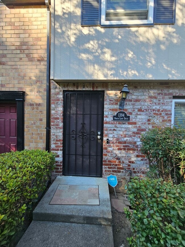 Building Photo - 1394 N Loop Dr
