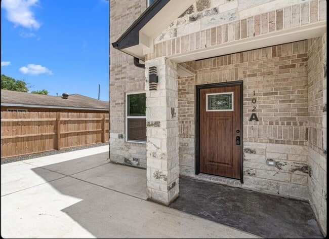 Building Photo - 102 Schade Ln