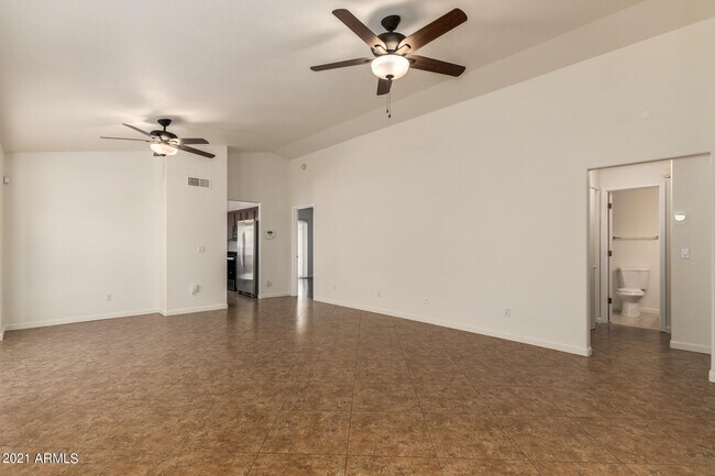 Foto del edificio - 4634 E Grovers Ave