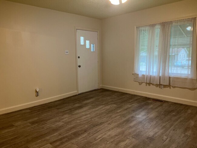Building Photo - Beautiful Ranch Home In Central Raleigh, A...