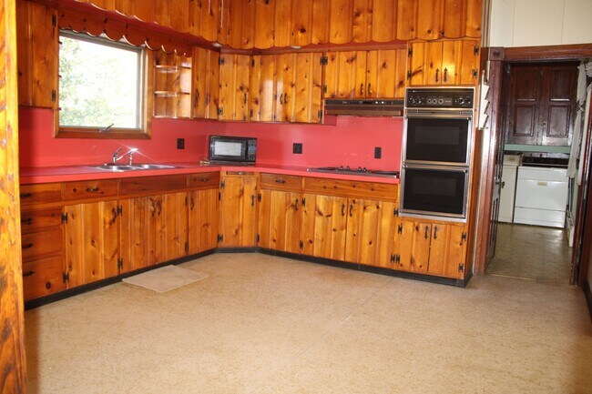 Building Photo - Spacious 5 BR Victorian