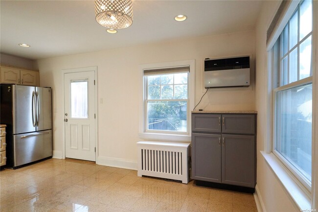 Building Photo - 10 Pansy Ave