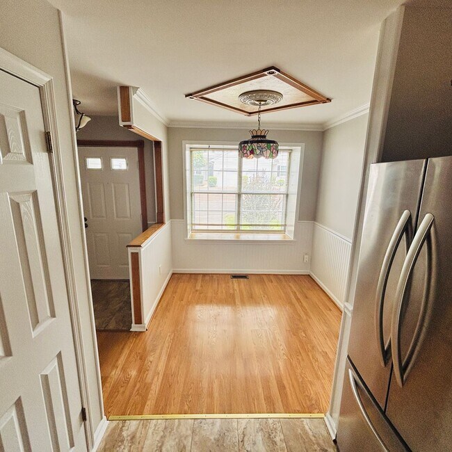 Foto del edificio - Spacious 3-Bedroom, 3-Bathroom Townhome with Finished Basement, Garage & Fenced Yard