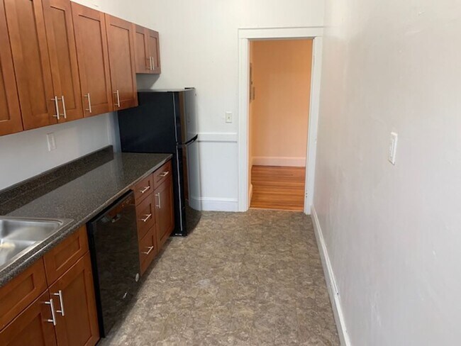 Foto del edificio - No Brokers Fee. No Security Deposit, Cleveland Circle Area, Hot Water Included, Elevator, Laundry...
