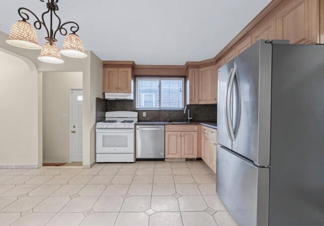 Building Photo - 58-52-5208 208th St