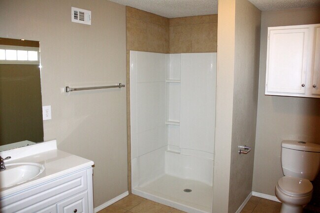 Building Photo - House Located Minutes From Schools, Restaurants & Shopping Mall!