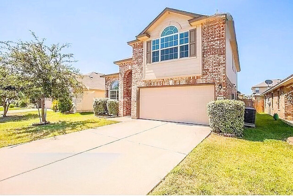 Foto del edificio - AVAILABLE NOW