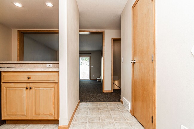 Building Photo - Fantastic two bedroom row house!