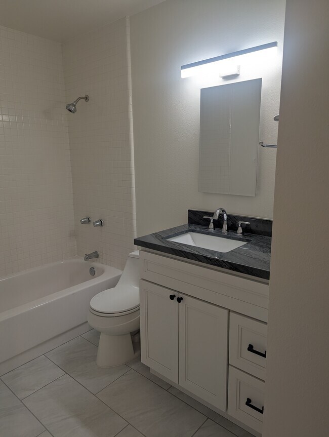 baño del pasillo - 8195 Eastport Dr