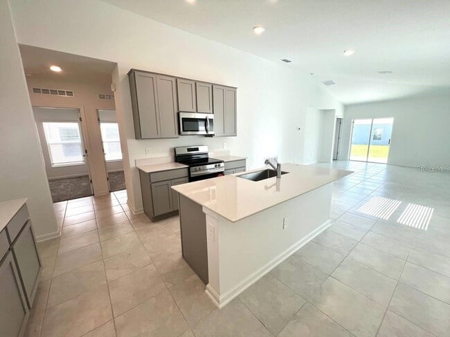 Foto del edificio - 3978 Ambrose Ave