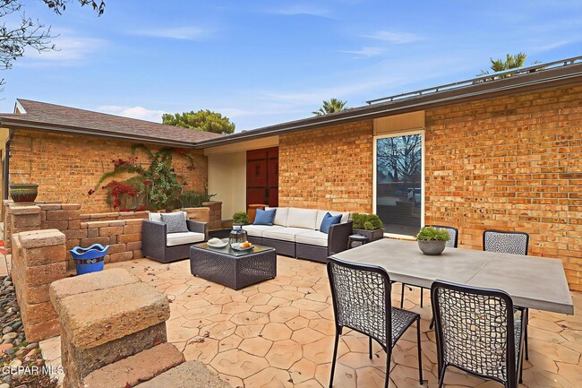 Foto del edificio - 1732 Russ Randall St