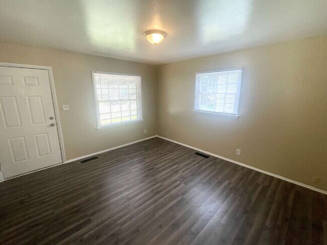 Building Photo - Near Eastside 3BR House ready to LEASE!
