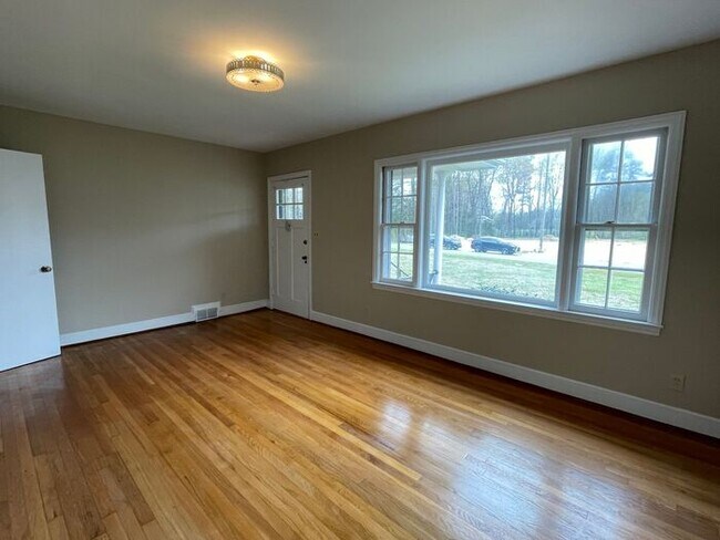 Building Photo - Large Renovated Ranch Home, Two Kitchens &...