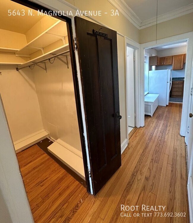 Building Photo - Edgewater / Magnolia Glen - Top-Floor 2-Ro...