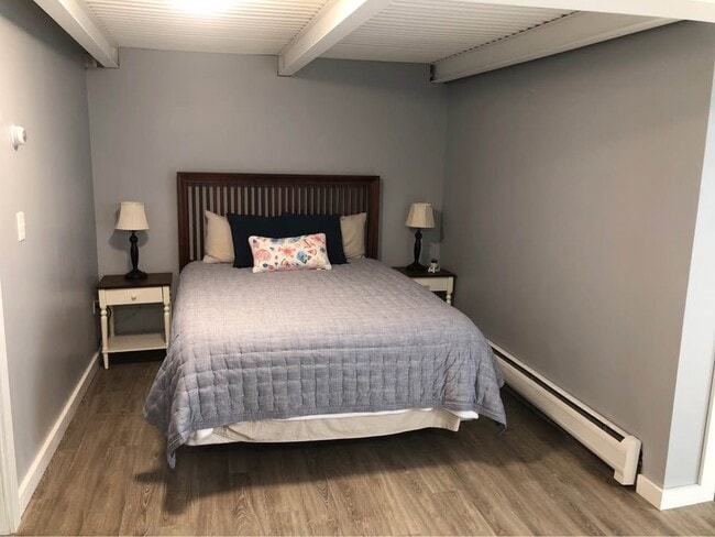 Master bedroom - 6117 E Lake Rd
