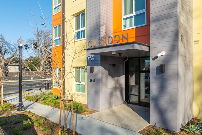 Entrada del edificio - 39th & Broadway Senior Apartments
