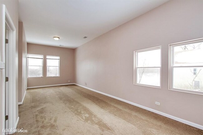 Building Photo - 3 br, 1 bath Apartment - 8720 S Mackinaw Ave
