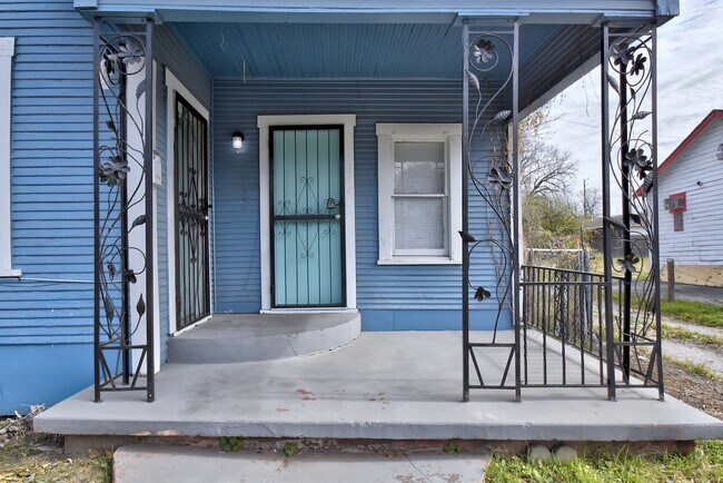 Building Photo - 1314 N Sabinas St