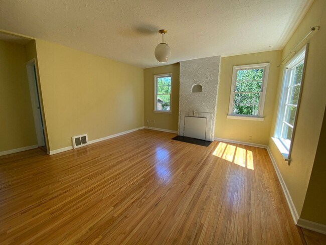 Foto del edificio - Lovely Cully Home with Bonus Loft, Basemen...