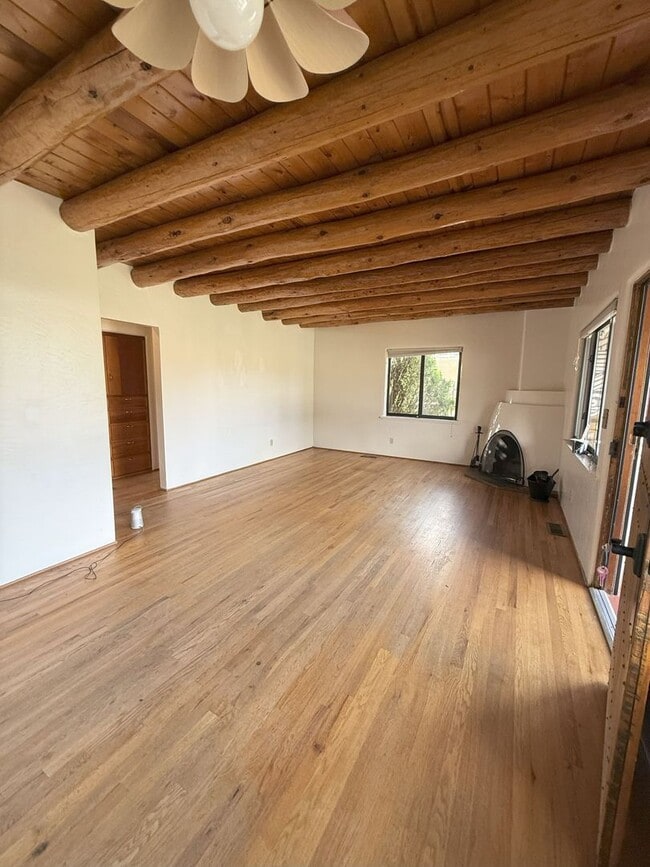 Foto del edificio - 1361 Santa Rosa Dr