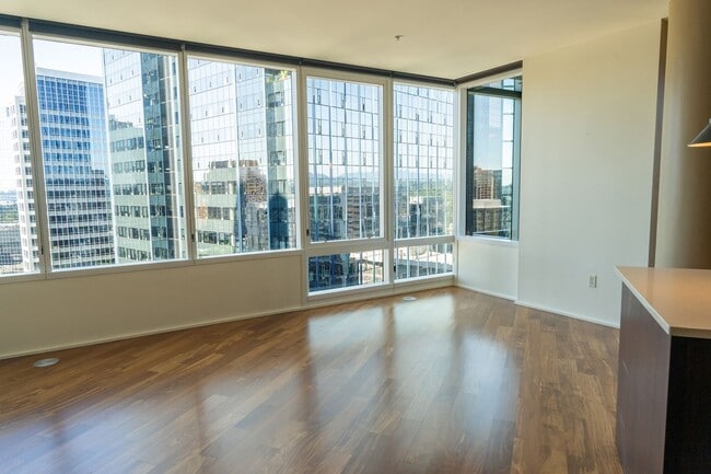 Building Photo - 1Bd/1.5BA Bellevue Condo