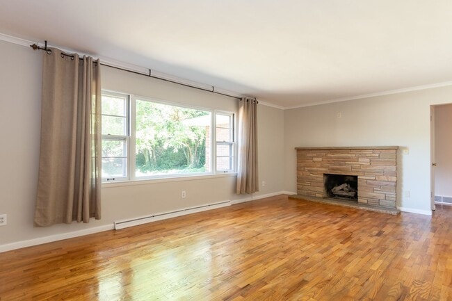 Building Photo - 3 bedroom 1.5 bath 1668 Sqft home just 1 m...