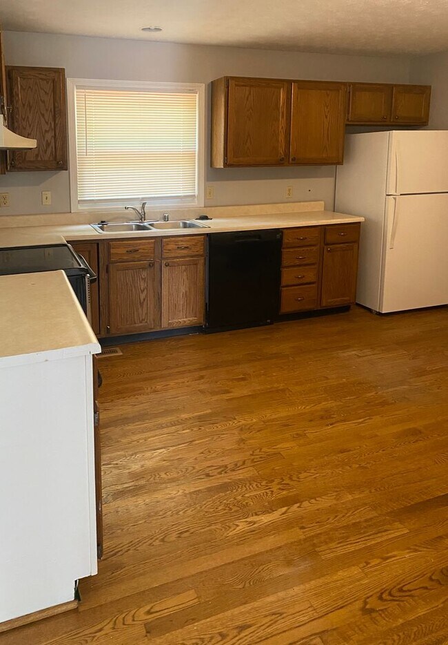 Foto del edificio - Attractive 3 BR, 2 Bath Home! Attached Garage, Fenced Backyard, Pets Ok!